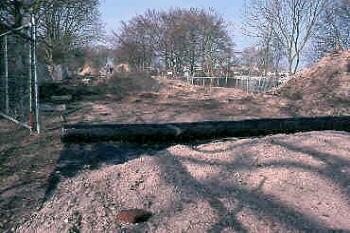 plastic en gravel ter bescherming van de dijk